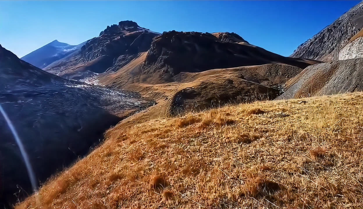 齐鲁雷霆队鏖战天山金雕队，冲浪热身赛火力全开，转换速度占优。韧性与执行并存(山东体育频道在线直播)